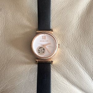 Michael Kors – Women's White Dial Rose Gold Tone Stainless Steel Watch